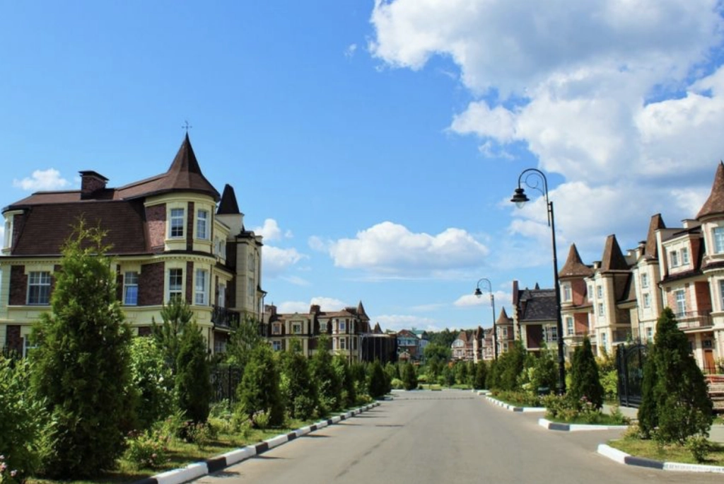 Фотографии фасадов таунхаусов