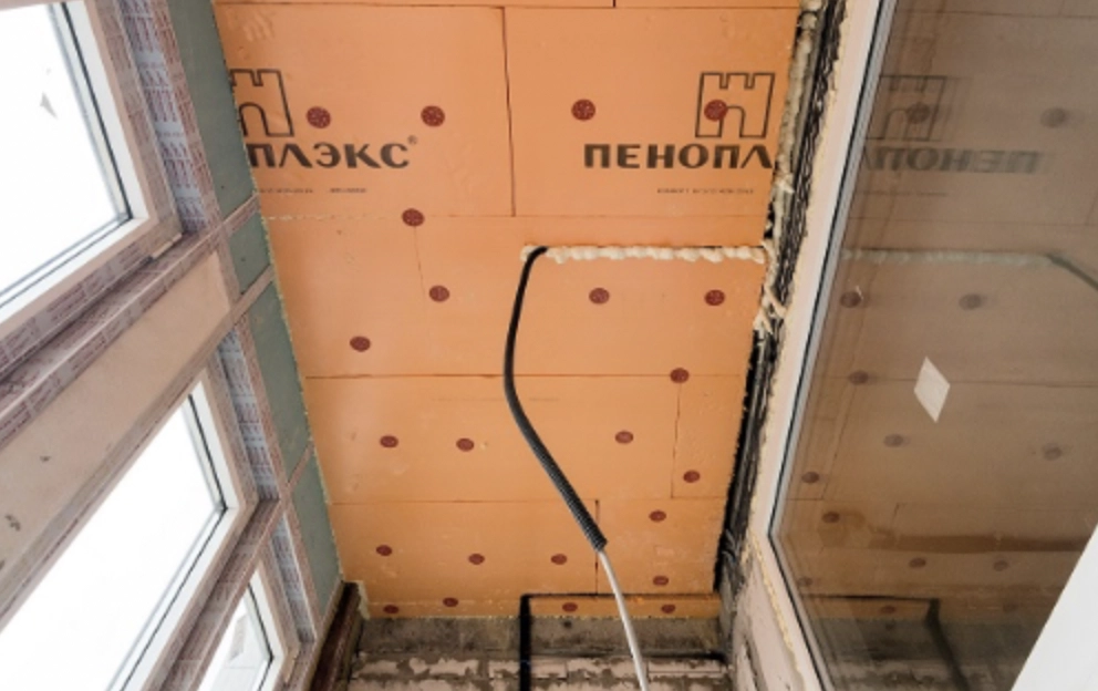 К потолку приступают после отделки стен. Методика утепления зависит от выбора отделочного материала. Облицовка пластиком требует крепления обрешетки. Ее крепят к потолку, соблюдая расстояние 500-600 мм между брусками. Пространство между элементами обрешетки заполняют фольгированным вспененным полиэтиленом (пенофолом). Отражающее покрытие должно быть обращено в сторону помещения. Поверх пенофола дюбель-грибками крепят плиты пенополистирола, а затем выполняют монтаж пластиковых панелей. Пенополистирол можно заменить утеплителем на основе минеральной ваты, но в этом случае необходим монтаж пароизоляционной пленки. В том случае, если в качестве декоративного покрытия выбрана краска, монтаж обрешетки не требуется. Утепление потолка выполняется с учетом требования о соблюдении минимально допустимой высоты потолка.